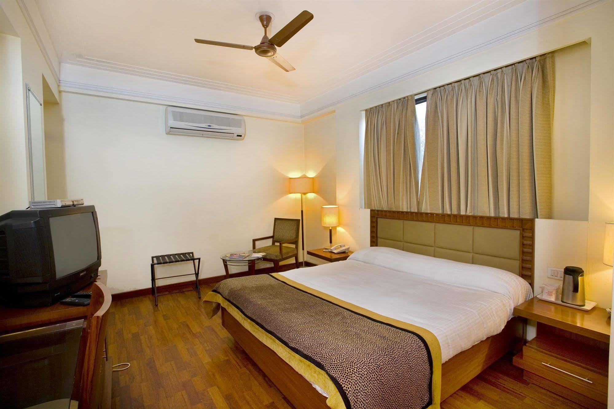 The Bmk Hotel New Delhi Exterior photo